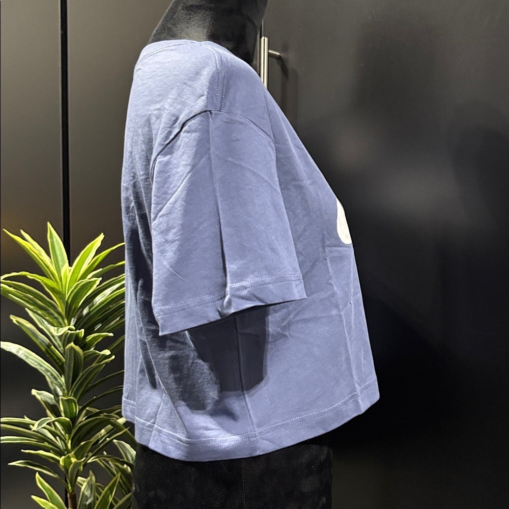 Nike The Nike T,loose fit crewneck,chest screen print logo,crop/short length - Picture 4 of 9